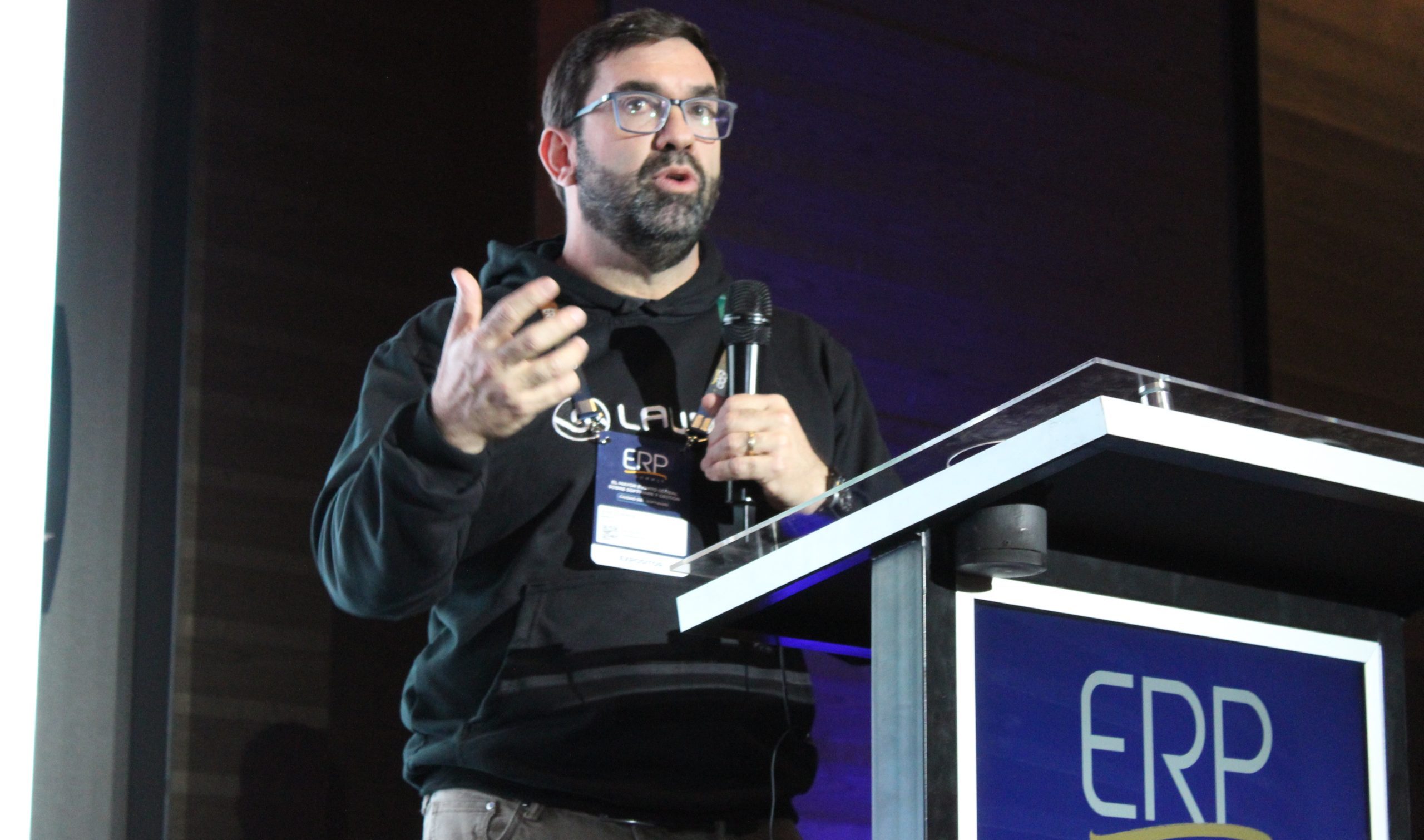 Expositor de Laudus presentando en el ERP Summit Chile 2025 sobre el ecosistema Visma y gestión empresarial.