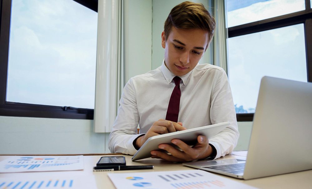 Profesional revisando reportes financieros en un sistema ERP para realizar ajustes contables en una empresa chilena.