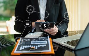 Profesional revisando datos financieros en un ERP para optimizar la gestión de cobranza y el flujo de caja empresarial
