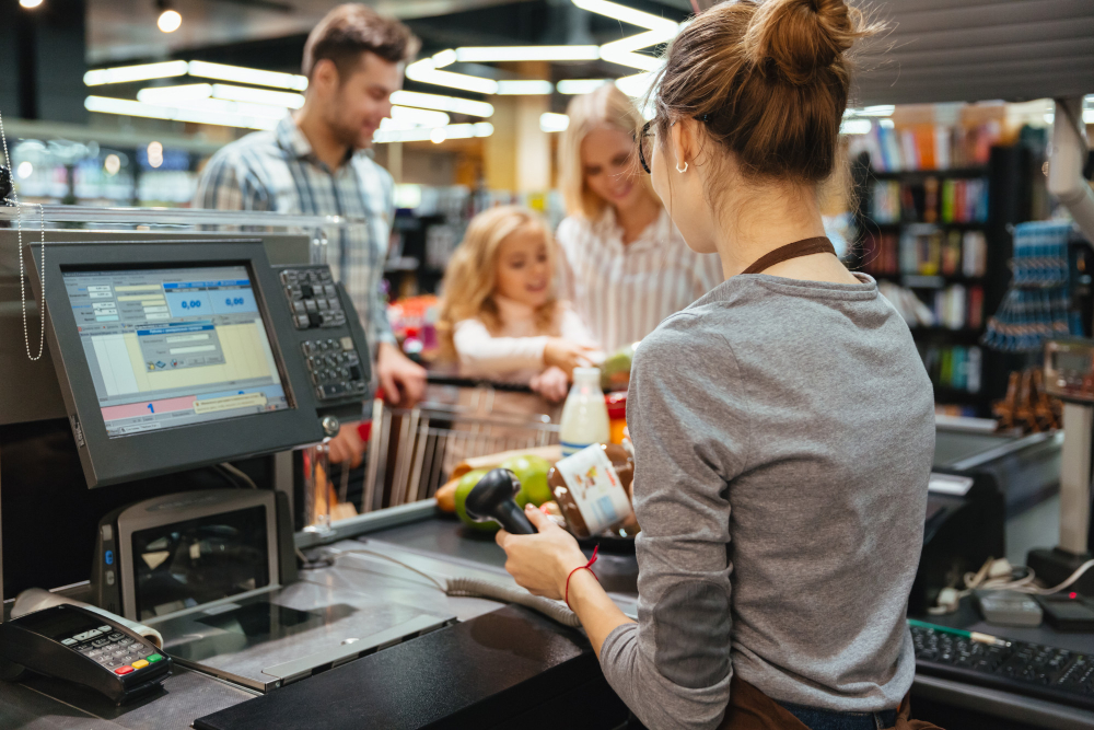 Persona usando un sistema pos en retail